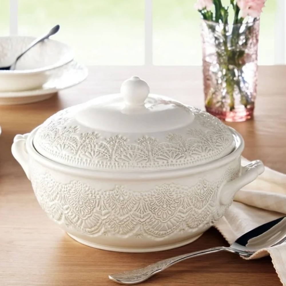 2025 🌺 New Pioneer Woman Vintage Lace Stoneware Serving Bowl, Lid, White Linen
